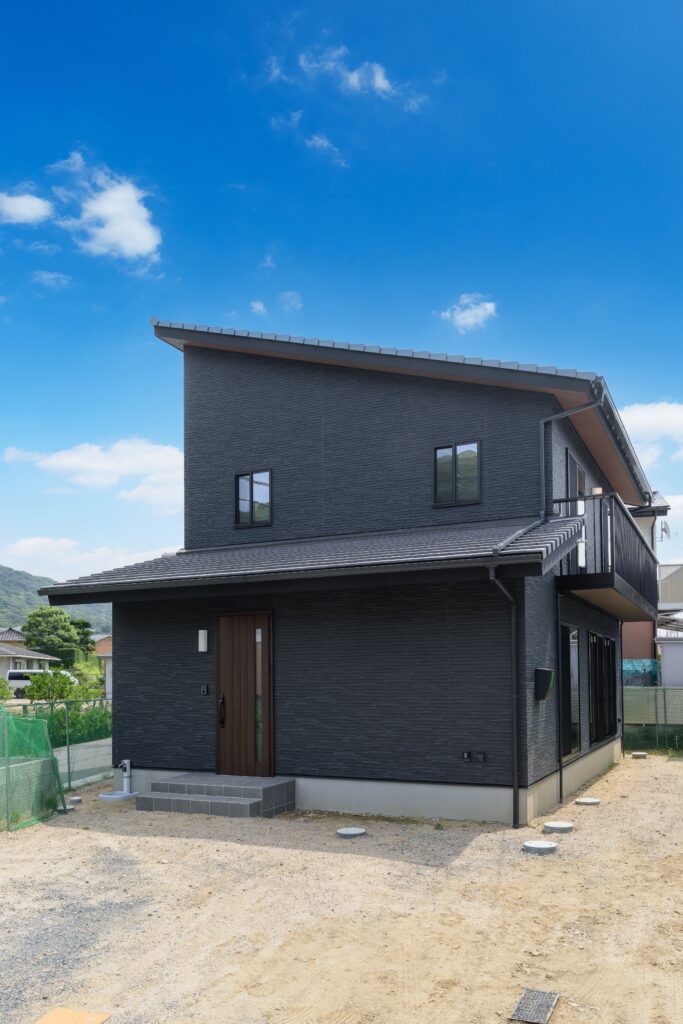 周南市の注文住宅 | 木の温もりを感じる和モダン。畳リビングと引き戸のお風呂がある家