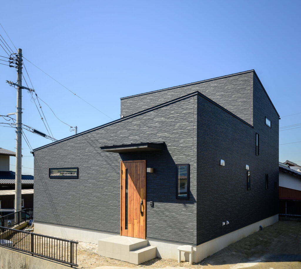 下松市の注文住宅 | 梁が見える広々空間。ダークブラウン×ブラックで統一したモダンな家