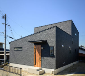 下松市の注文住宅 | 梁が見える広々空間。ダークブラウン×ブラックで統一したモダンな家