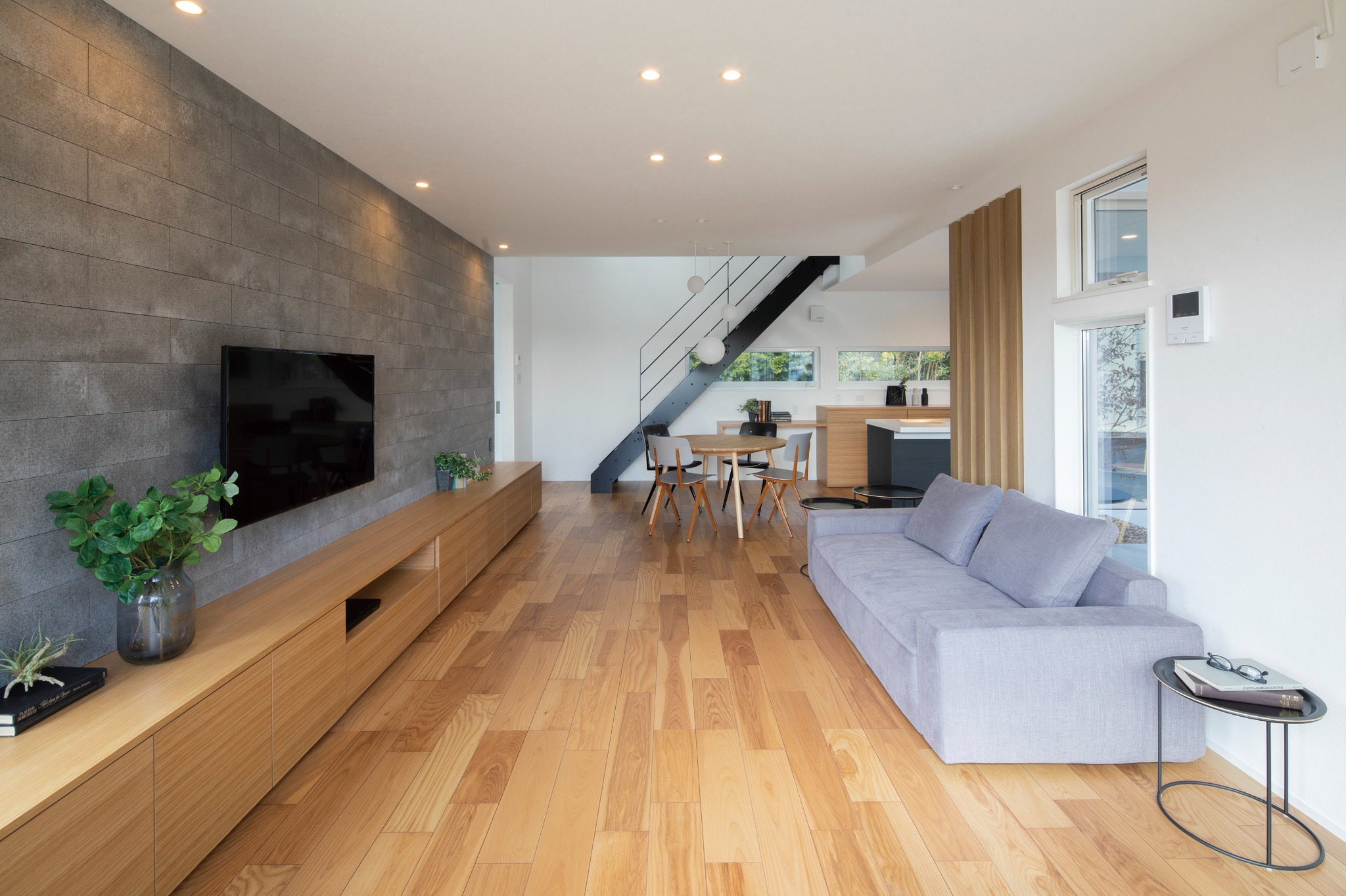 木のぬくもりを感じるアイランド型キッチンとダイニングの施工事例